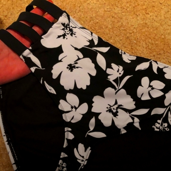 NWT Black & White Floral Size Large Swim Bottoms - Picture 2 of 4
